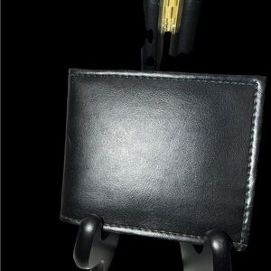 AMITY Classics Men’s Leather Wallet - NWT